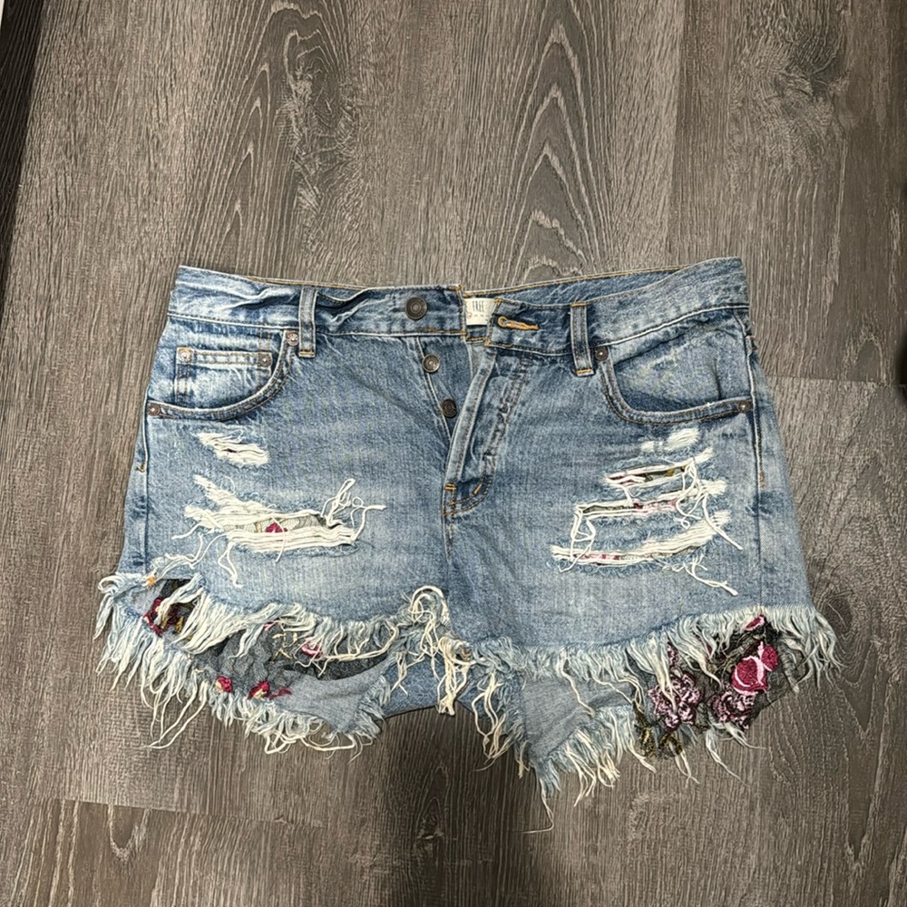 Free people / We The Free distressed shorts